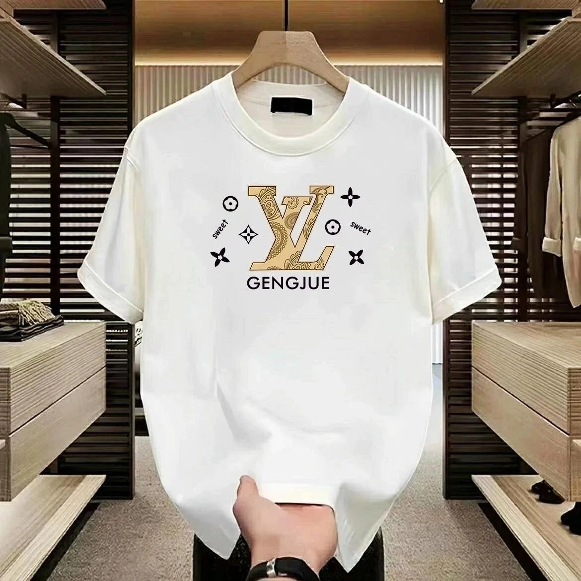 Gengjue LV-Style Graphic Print White T-Shirt with Gold Paisley Logo
