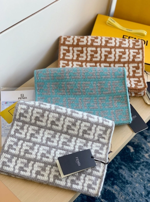 FENDI FF Logo Knit Scarf in Gray-White Pattern